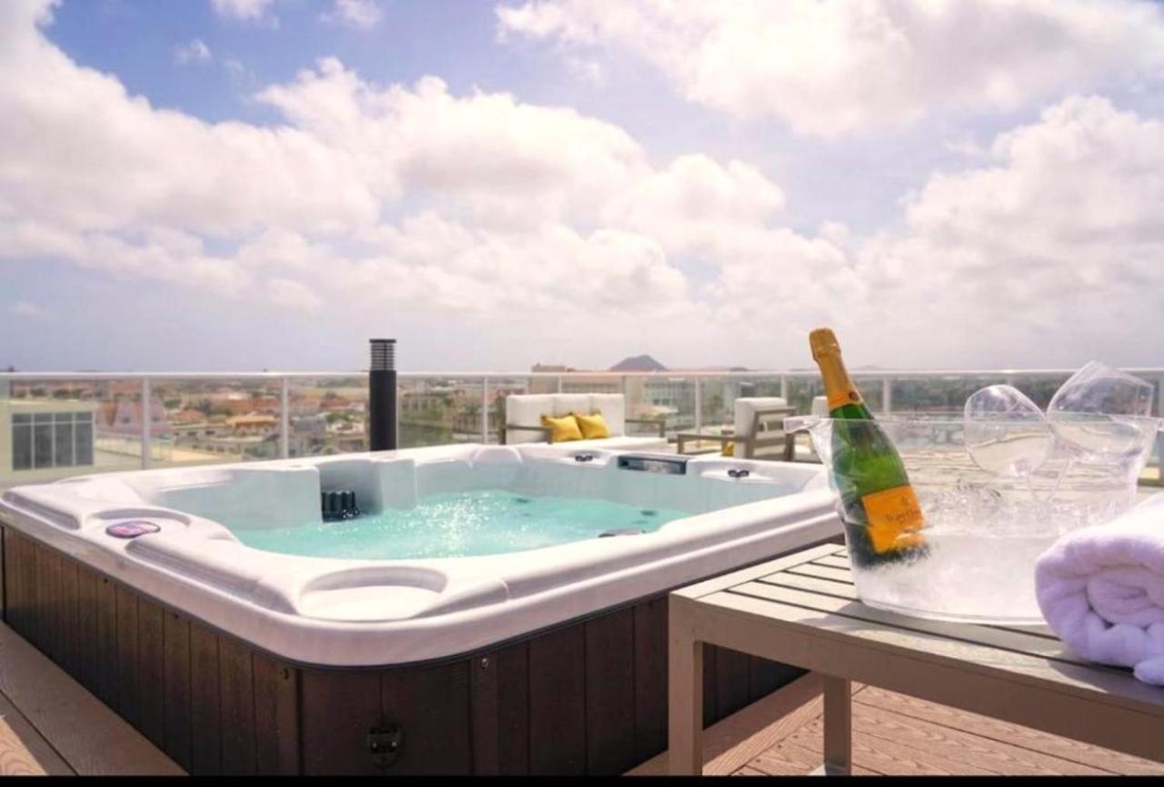 Stylish Luxury Condo, Central Location, Ocean View, Pool, Gym Oranjestad Dış mekan fotoğraf